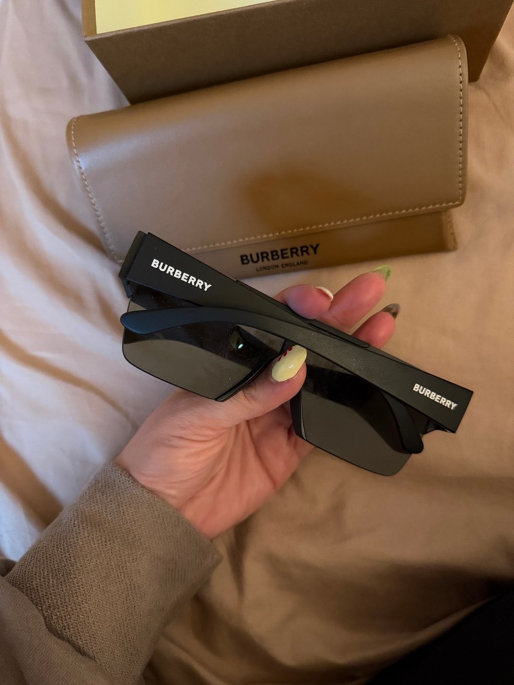 Burberry Black Shield Sunglasses with Case - Picture 2 of 2